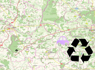 obraz z kawałkiem mapy i czarnym symbolem recyklingu